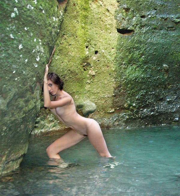 Молодая нудистка купается под водопадом 42 фото