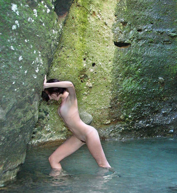 Молодая нудистка купается под водопадом 45 фото