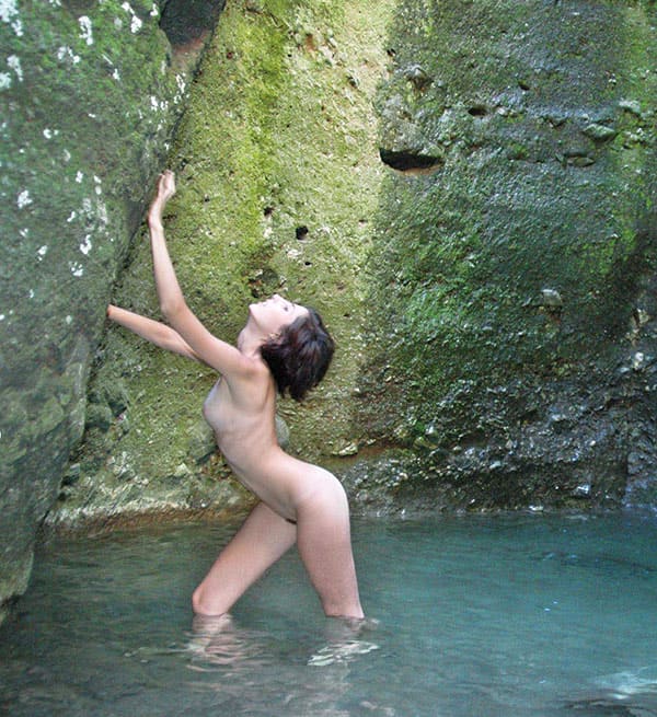 Молодая нудистка купается под водопадом 47 фото