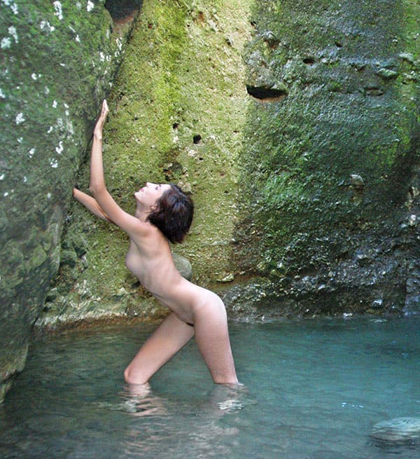 Молодая нудистка купается под водопадом 48 фото