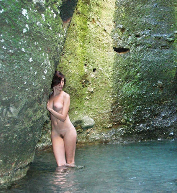 Молодая нудистка купается под водопадом 53 фото