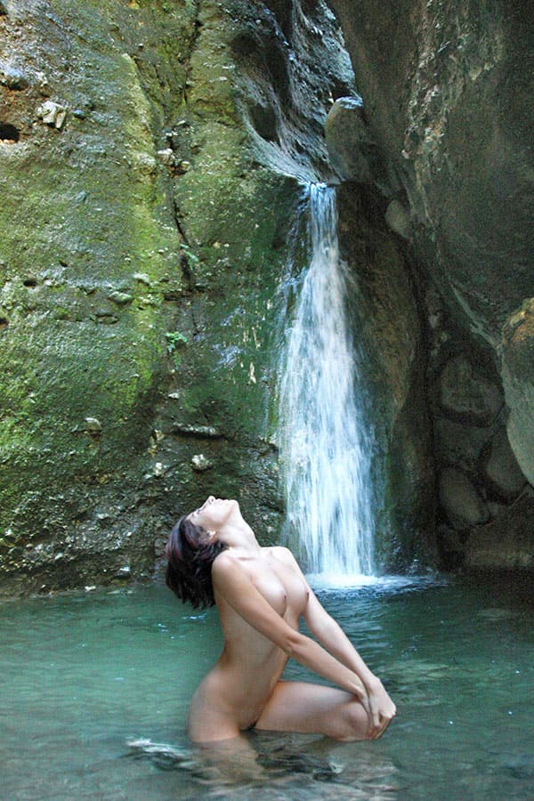 Молодая нудистка купается под водопадом 69 фото