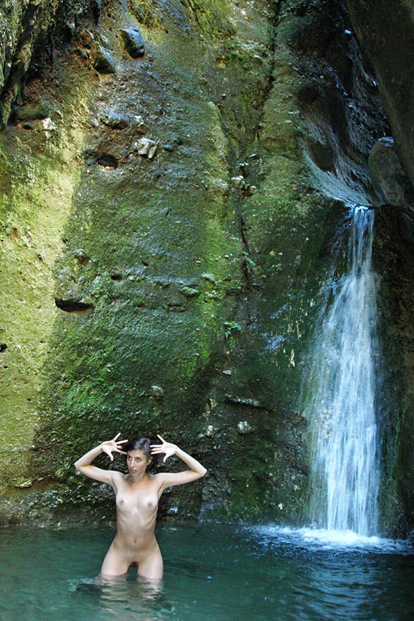 Молодая нудистка купается под водопадом 74 фото