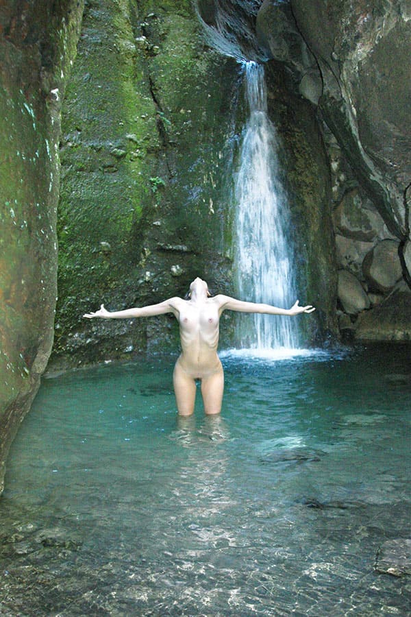 Молодая нудистка купается под водопадом 75 фото