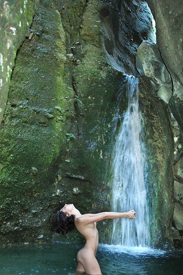 Молодая нудистка купается под водопадом 9 фото
