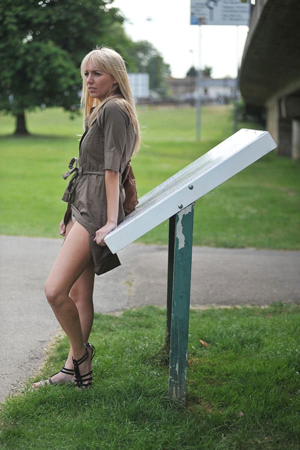 Блондинка сняла трусы в городском парке 6 фото
