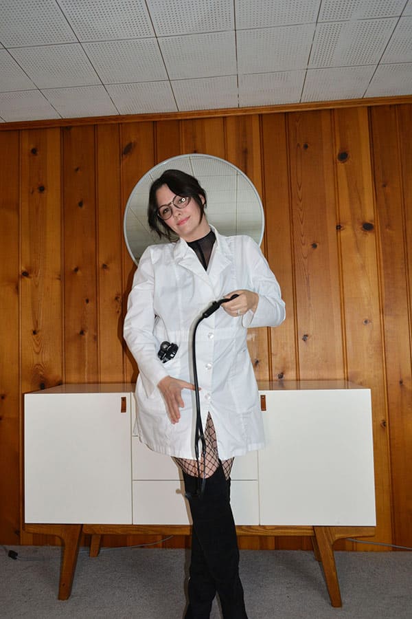 Голая докторша в белом халате 2 фото