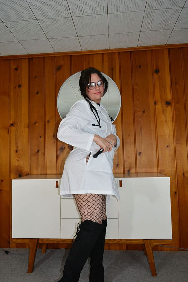 Голая докторша в белом халате 4 фото
