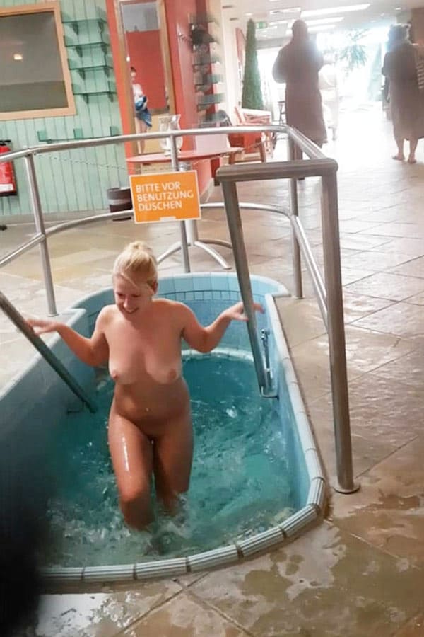 Подсмотренное голые девушки моются в общественных душевых 10 фото