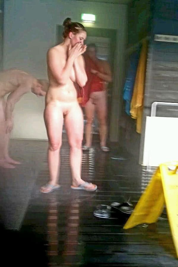 Подсмотренное голые девушки моются в общественных душевых 49 фото