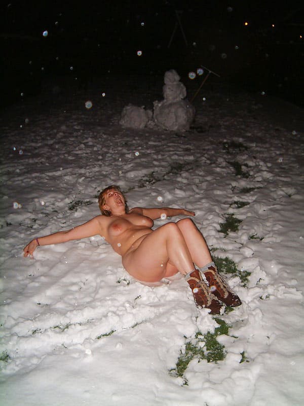 Голые девушки валяются в снегу 67 фото