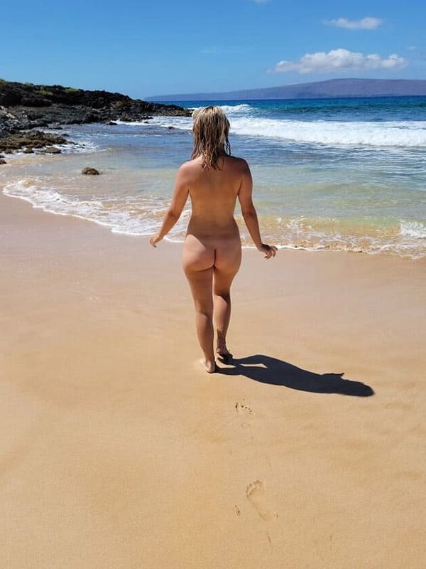 Жена сняла купальник на диком пляже 21 фото