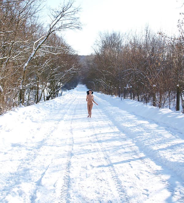 Голая девушка гуляет на морозе 15 фото