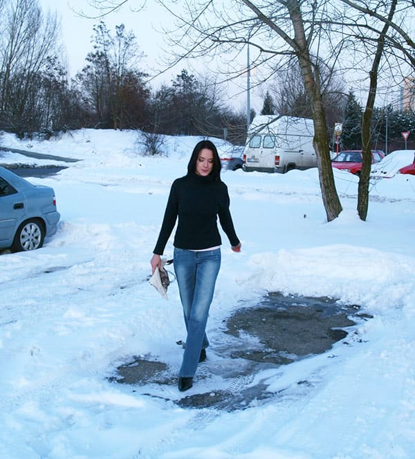 Голая девушка гуляет на морозе 61 фото