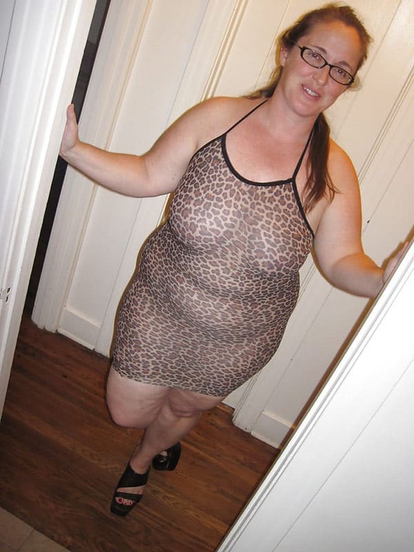 Толстая зрелка в обтягивающем прозрачном платье 13 фото