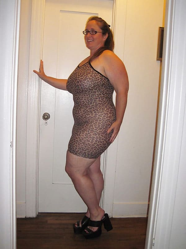 Толстая зрелка в обтягивающем прозрачном платье 3 фото
