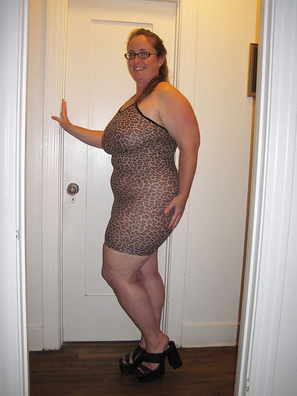 Толстая зрелка в обтягивающем прозрачном платье 4 фото