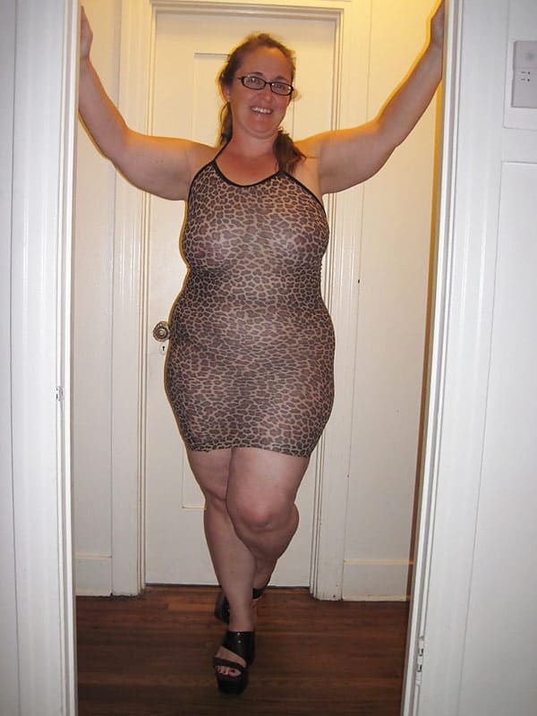 Толстая зрелка в обтягивающем прозрачном платье 5 фото