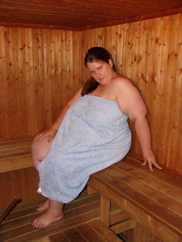 Толстушка дрочит в бане резиновым членом 1 фото
