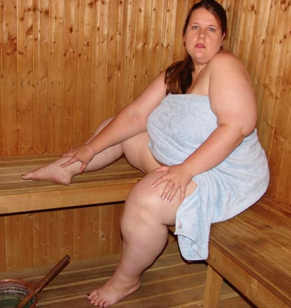 Толстушка дрочит в бане резиновым членом 3 фото