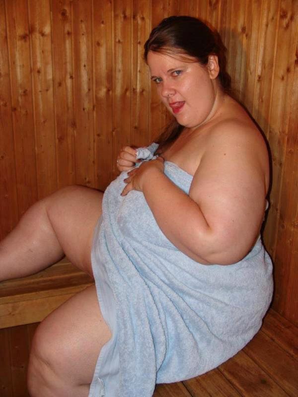 Толстушка дрочит в бане резиновым членом 5 фото