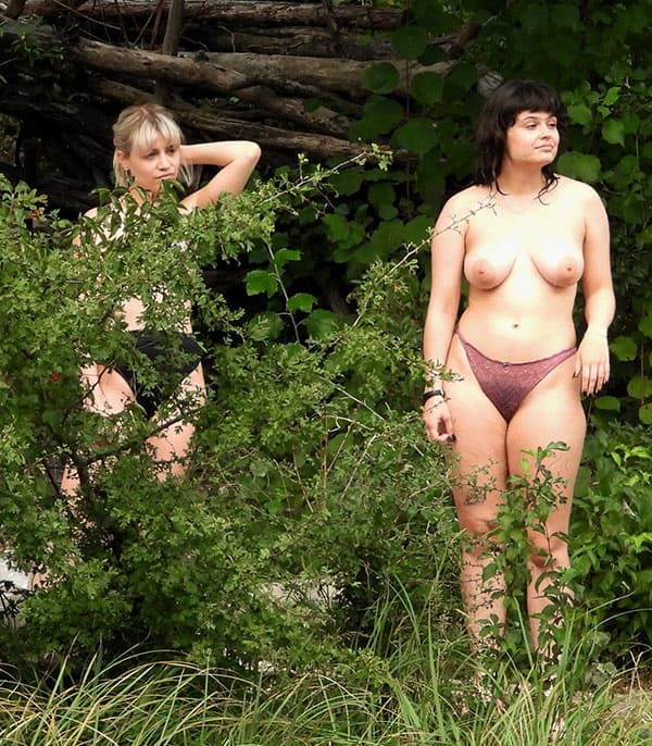 Подсмотренное девчонки купаются в речке с голыми сиськами 27 фото