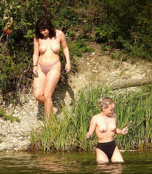 Подсмотренное девчонки купаются в речке с голыми сиськами 4 фото