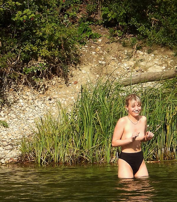 Подсмотренное девчонки купаются в речке с голыми сиськами 9 фото