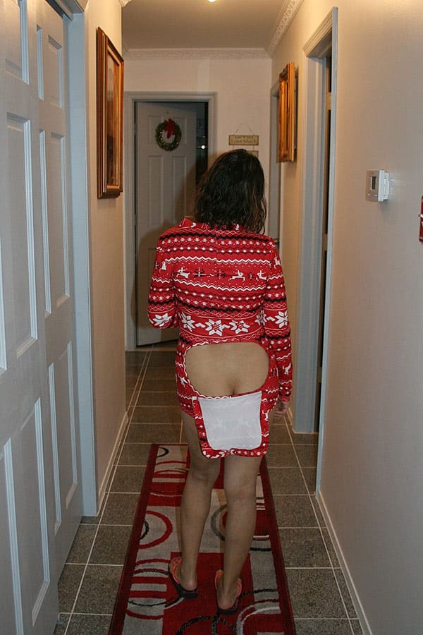 Зрелка в новогодней пижаме с вырезом на попе 15 фото