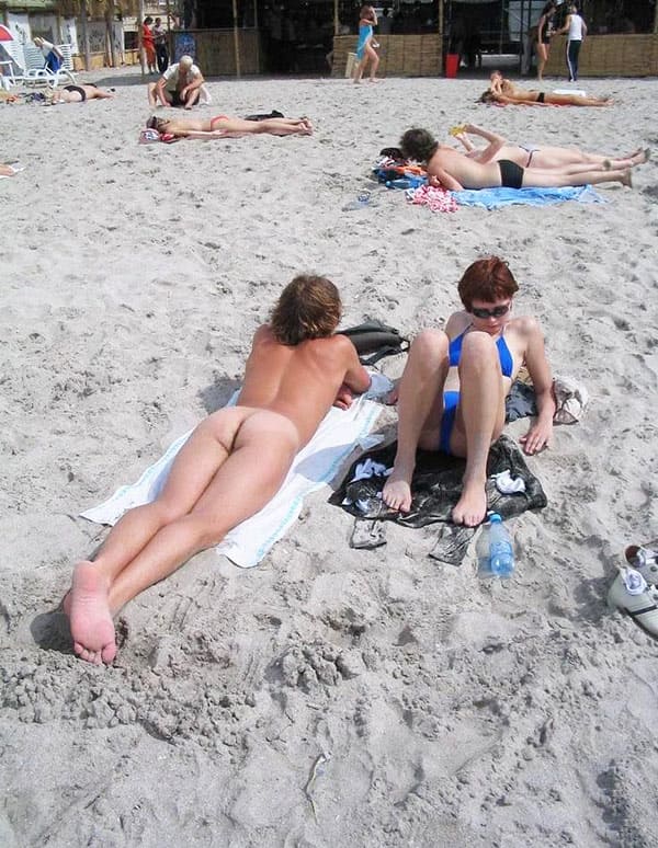 Нудисты на текстильном пляже среди обычных людей 100 фото