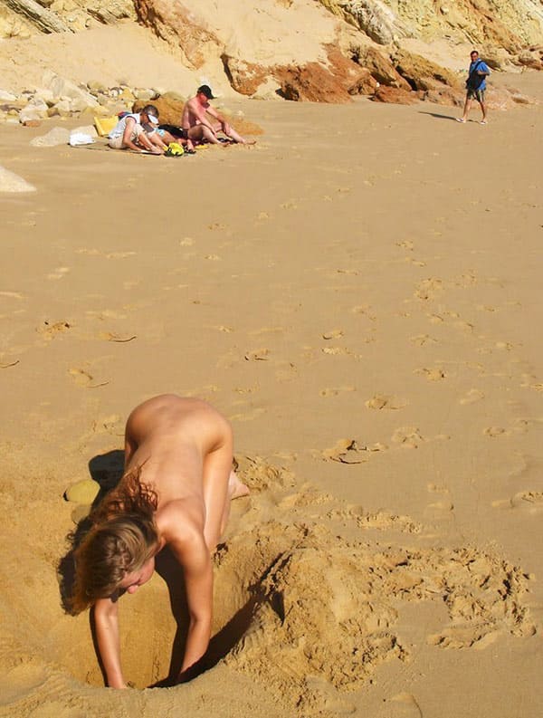 Нудисты на текстильном пляже среди обычных людей 104 фото