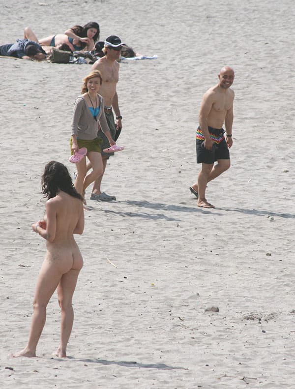 Нудисты на текстильном пляже среди обычных людей 15 фото