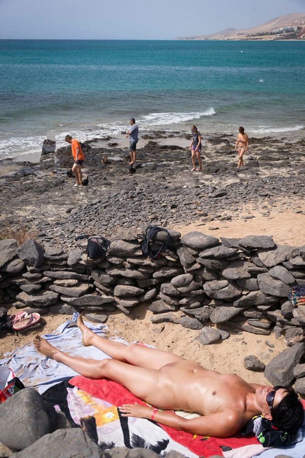 Нудисты на текстильном пляже среди обычных людей 17 фото