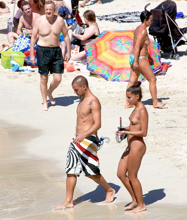 Нудисты на текстильном пляже среди обычных людей 19 фото