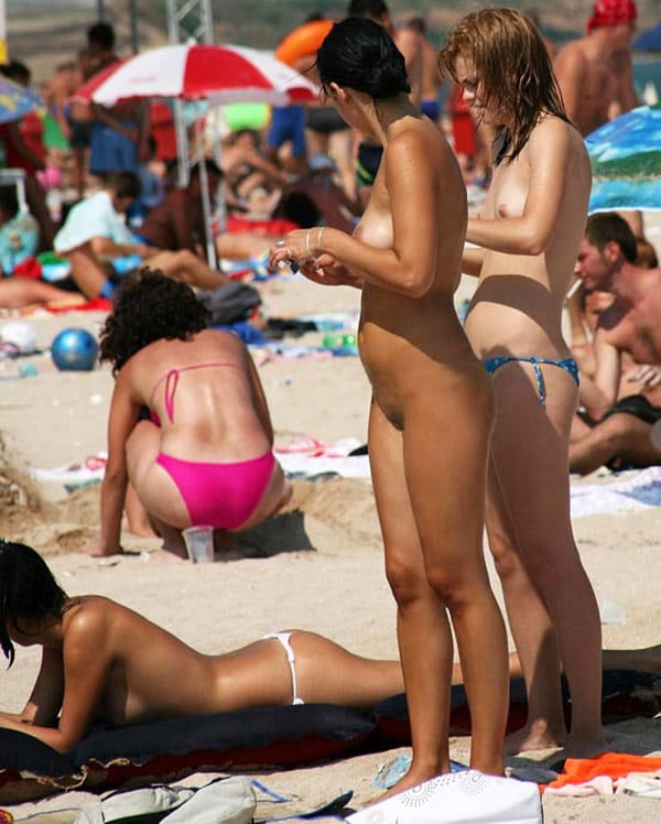 Нудисты на текстильном пляже среди обычных людей 32 фото