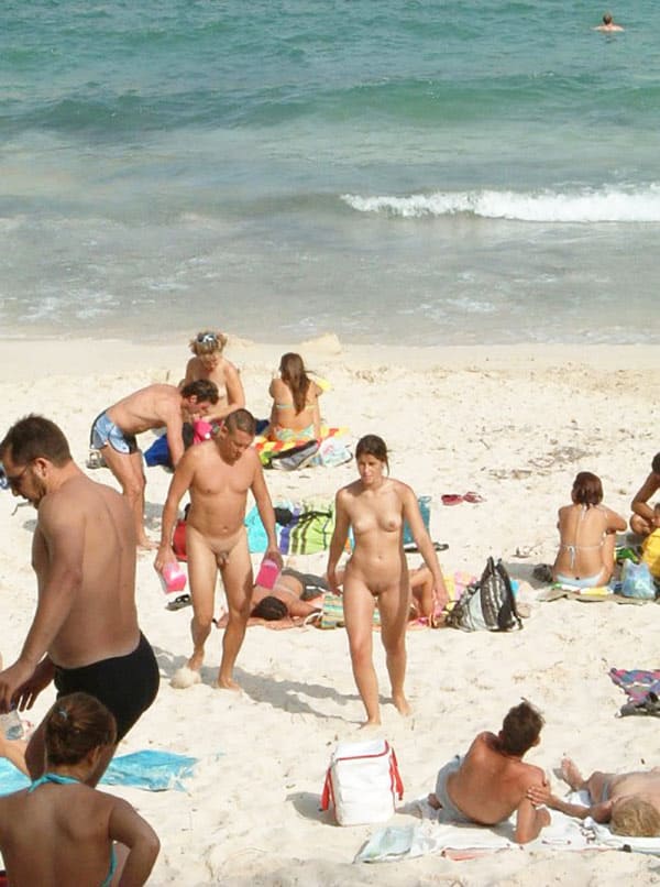 Нудисты на текстильном пляже среди обычных людей 45 фото
