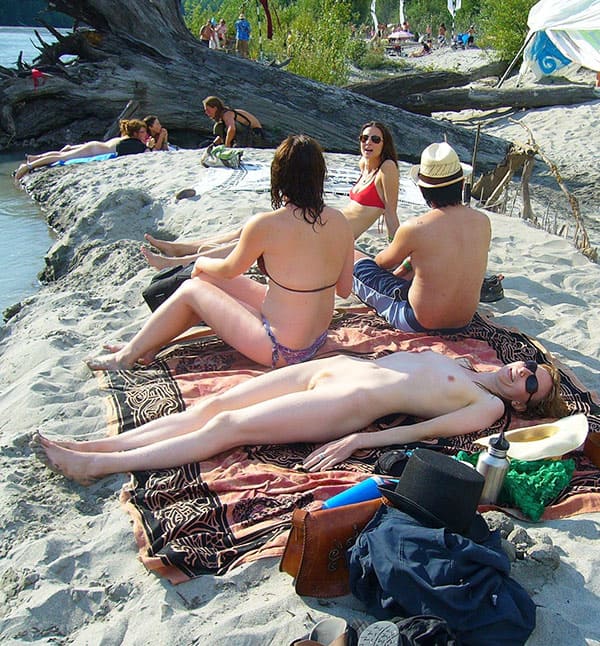 Нудисты на текстильном пляже среди обычных людей 53 фото