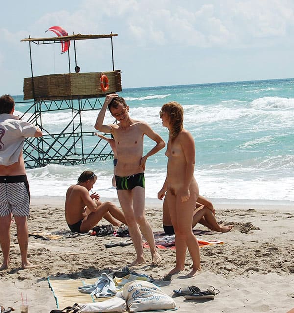 Нудисты на текстильном пляже среди обычных людей 56 фото
