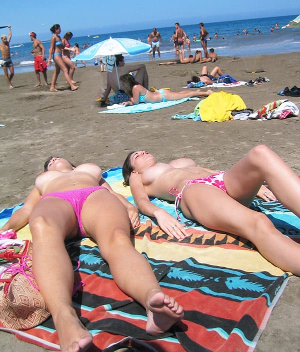 Нудисты на текстильном пляже среди обычных людей 6 фото
