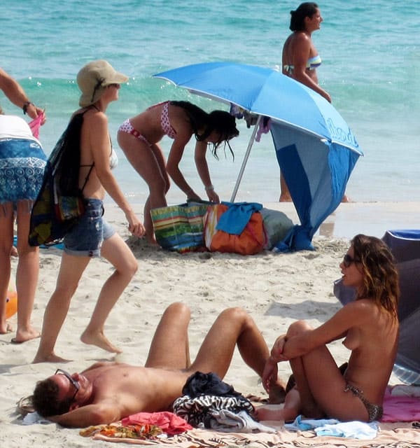 Нудисты на текстильном пляже среди обычных людей 72 фото