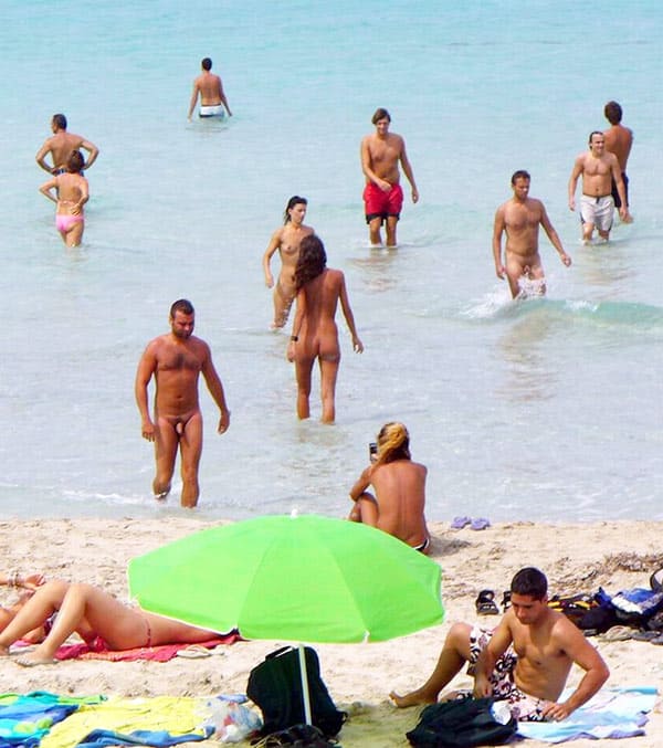 Нудисты на текстильном пляже среди обычных людей 9 фото