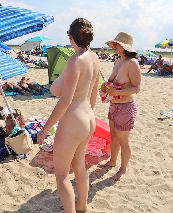 Нудисты на текстильном пляже среди обычных людей 92 фото