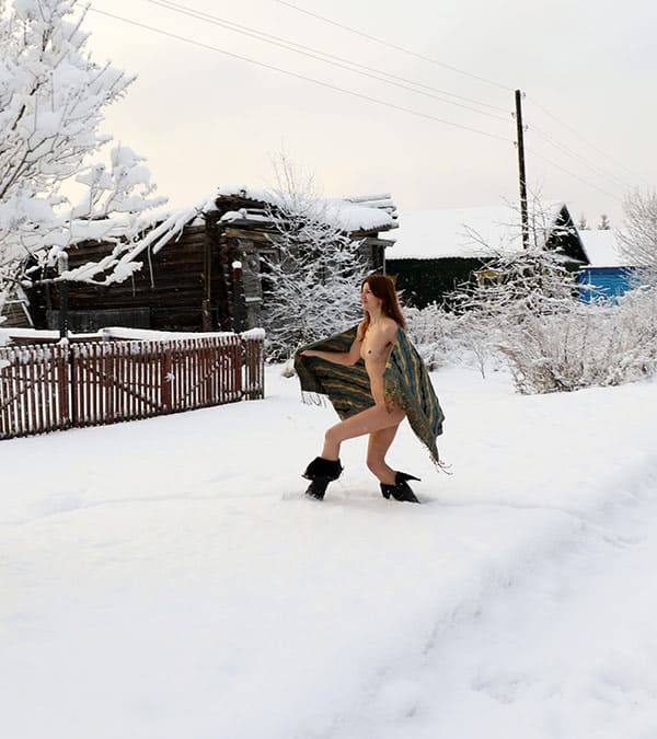 Женщина с волосатой пиздой гуляет по зимней деревне 29 фото