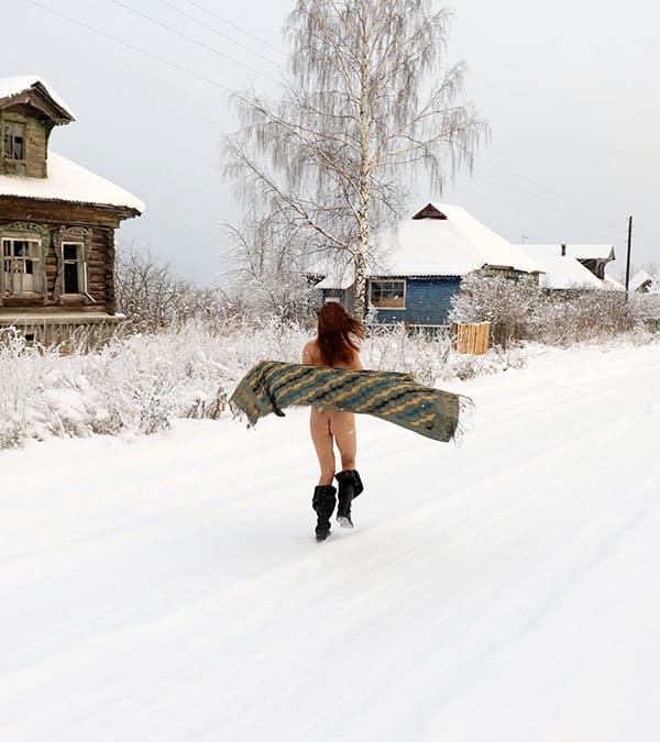 Женщина с волосатой пиздой гуляет по зимней деревне 3 фото