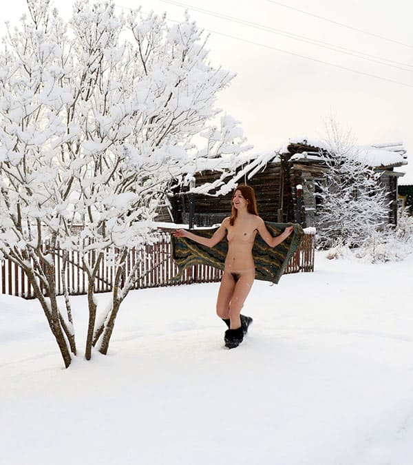 Женщина с волосатой пиздой гуляет по зимней деревне 30 фото