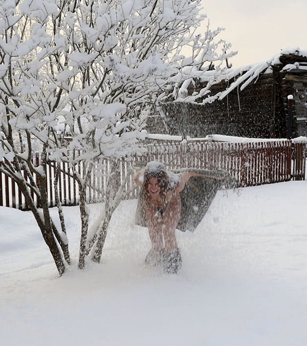Женщина с волосатой пиздой гуляет по зимней деревне 31 фото
