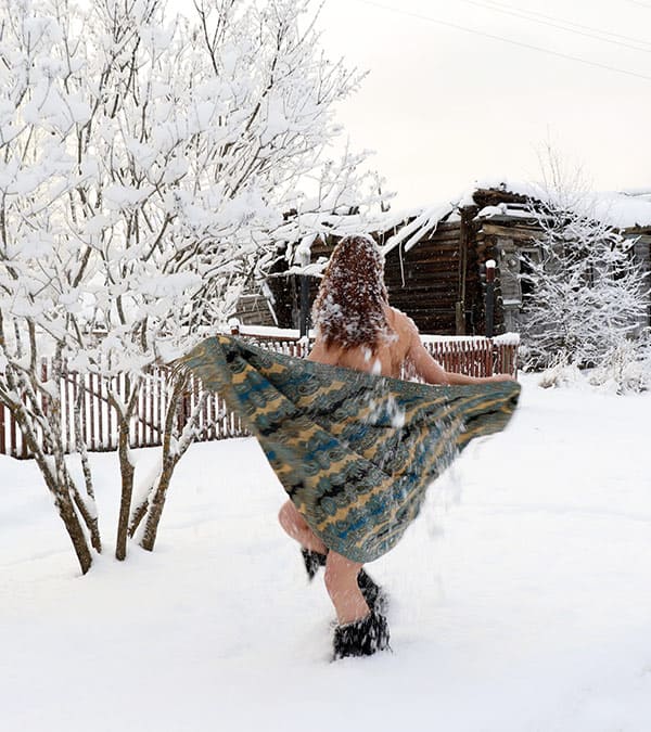 Женщина с волосатой пиздой гуляет по зимней деревне 36 фото