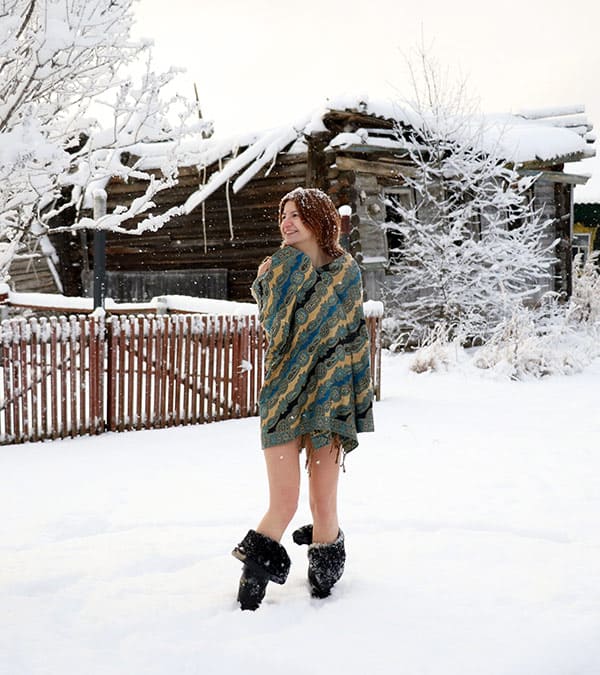 Женщина с волосатой пиздой гуляет по зимней деревне 39 фото