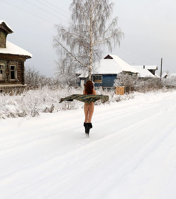 Женщина с волосатой пиздой гуляет по зимней деревне 4 фото