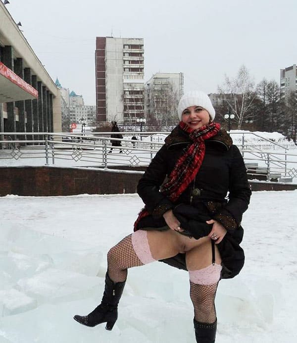 Русская женщина показывает пизду под курткой зимой 2 фото